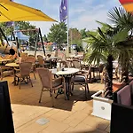 Highway Szálloda 3*